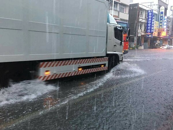 氣象局統計,從東部登陸的颱風,約占侵台颱風六成(圖/屏東縣長潘孟安)