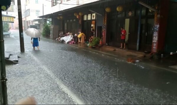 尼莎大雨侵襲，東港水淹腳踝。（網友黃小米提供）