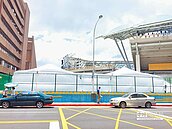 世大運帳篷刺眼　住戶受不了