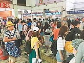 遊客急回家「站也要站回台北」