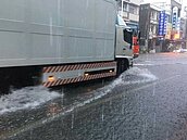 一箭穿心　東部登陸颱風多災情