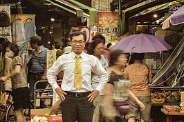 埔墘當地的生活中心，莫過於綿延兩三百公尺以上的「興隆市場」，這也是他採購生活用品最主要的補給地。林志堅說，除非很特別的物品，要不然日常生活中需要的物品美食這裡都找的到。