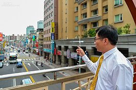 擁有房仲經紀人21年資歷的永慶房屋專業房仲林志堅，指著車水馬龍的板橋中山路直言，這裡有著濃郁的人情味，這也是為什麼他堅持在此服務的原因之一。他說，除了讓想要購屋換屋的民眾有著堅實的依靠外，也希望這裡的人情味不因為工商社會而消逝，要讓更多人在這裡找到小時候街坊鄰居雞犬相聞的那種美好過往。