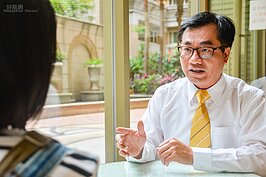 本身可說是埔墘生活圈代言人的林志堅，仔細的為想要買屋換屋的顧客仔細解說當地環境與屋價。他強調，每個買屋賣屋的客戶都是朋友。