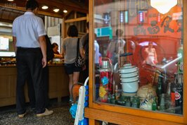 成昌食堂的店門口玻璃櫥窗內展示了台灣早期的手提便當盒，讓人不免發思古之憂情。