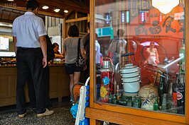 成昌食堂的店門口玻璃櫥窗內展示了台灣早期的手提便當盒，讓人不免發思古之憂情。