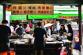 肉圓、肉羹等便宜的銅板美食在鍋中滾動，讓人食指大動。
