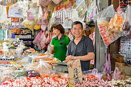 賣著傳統南北雜貨的老闆與老闆娘，靦腆的笑容下有著對產品安全衛生的堅持。