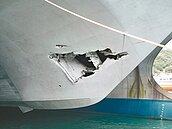 強風斷纜　麗娜輪連撞2軍艦