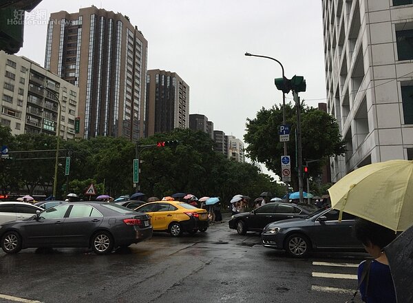 由於颱風過後偏西南風，北部、宜蘭等其他地區以午後雷陣雨為主。（好房網news林美欣攝影）