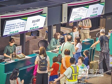 桃園機場長榮櫃台昨日晚間9時後,已無前日大排長龍人潮現象,櫃台人員和往常一樣,辦理旅客的登機手續。(陳麒全攝)