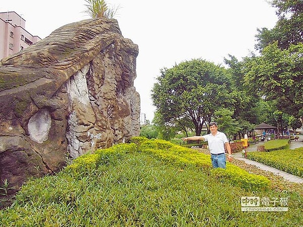 鶯歌建國里長林清得指著地標裡的橋墩記號，呼籲捷運工程局應覓地移置。（陳俊雄攝）