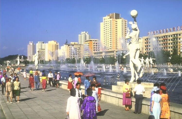 朝鮮半島局勢緊繃，受到美國與北韓再度隔空叫陣的影響，亞洲股市周五紛紛走低。北韓平壤市。（圖／維基百科）