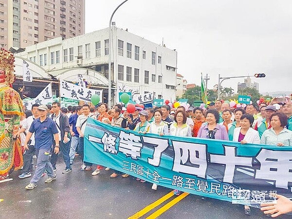 等待貫通40年的十全路在叫罵中完成通車。(劉宥廷攝)