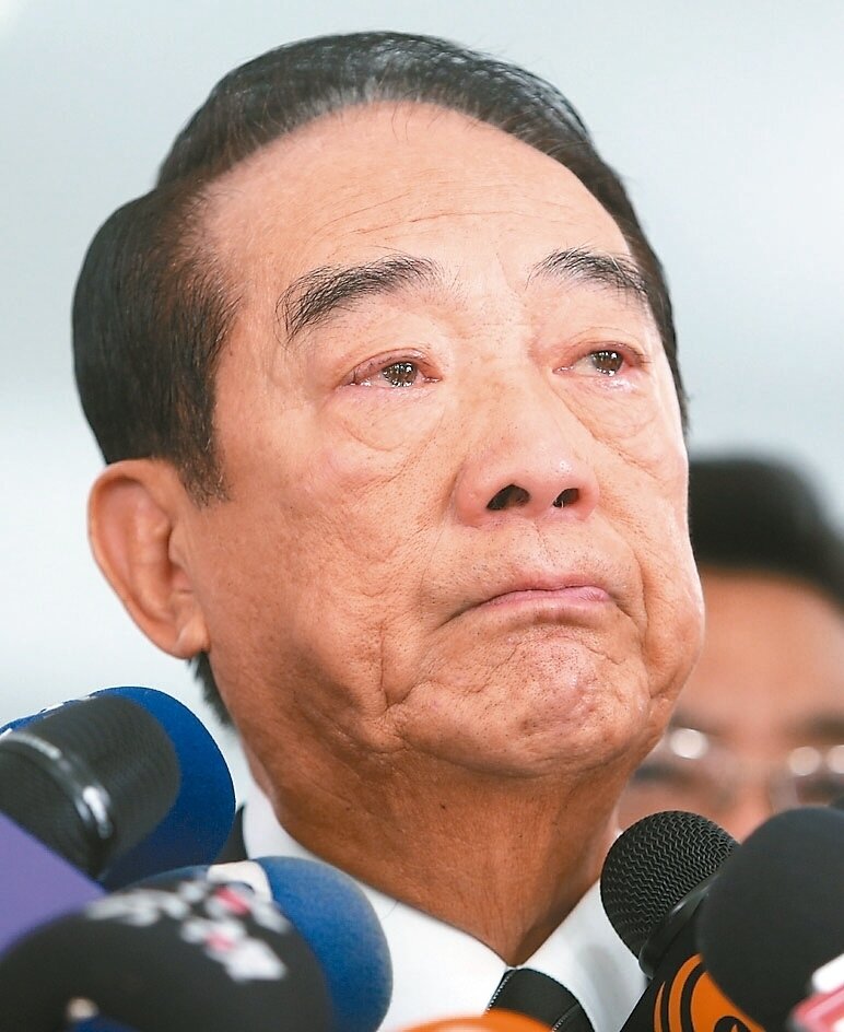 親民黨主席宋楚瑜上午前往默禱致意，回憶過往點滴，宋一度流淚不止。（聯合晚報）