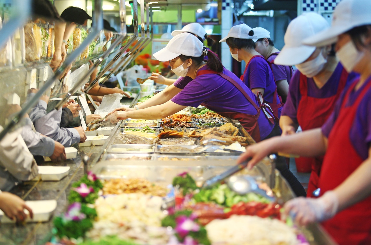 台灣外食族眾多，但常見的餐點可能造成營養不均衡。 （聯合報）