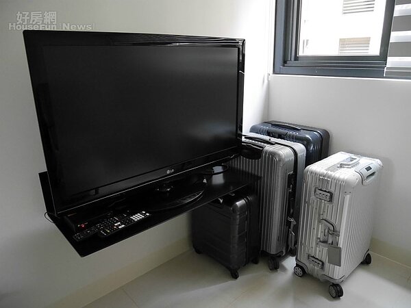 3.電視只用一個簡單鐵架擺放,四個行李箱沒出國時就是擺飾。