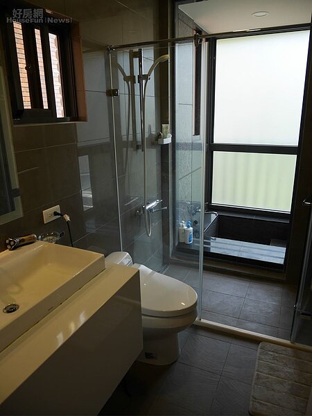 7.浴室內建凹槽當作浴缸,可惜尺寸不夠大,身高182的他腳無法伸直。