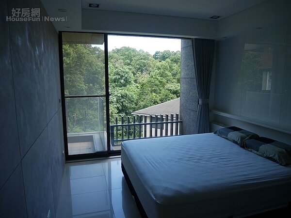 4.床邊的窗戶看出去視野很好,正對面的牆面推進去是更衣室和浴室。