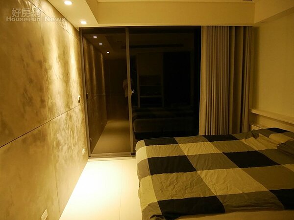 5.夜晚打燈時的牆面變換不同氣氛。