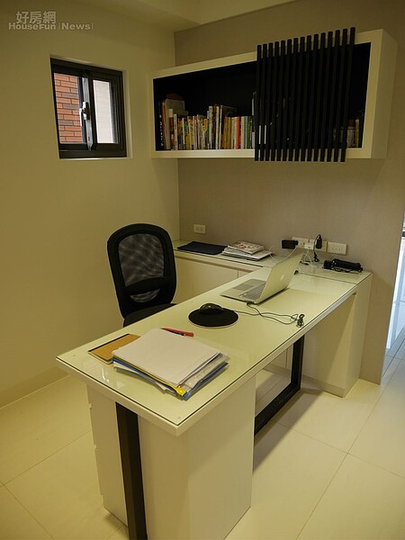 8.艾瑞克的工作區,書桌維持一貫整潔,只有筆電和旅遊資料。