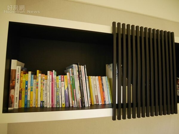 9.書櫃擺放旅遊書，可移動的欄杆當裝飾更有設計感。