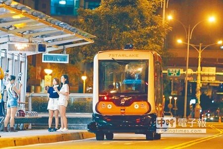 北市府1日凌晨首度於信義路公車專用道，進行5天的自駕小巴測試，針對公車專用道配置等相關技術整合，之後進行社會接受度測試，蒐集使用者經驗。（方濬哲攝）