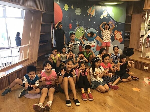 桃園市立圖書館舉辦「翻開幸福閱讀愛」活動,將邀請「瓶子先生兒童劇團」與大小朋友互動。圖/桃園市文化局提供