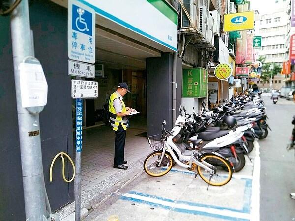 北市8區「收費機車格」昨起禁停自行車，遭拖吊自行車裡，oBike數量逾半。 圖／交通警察大隊提供