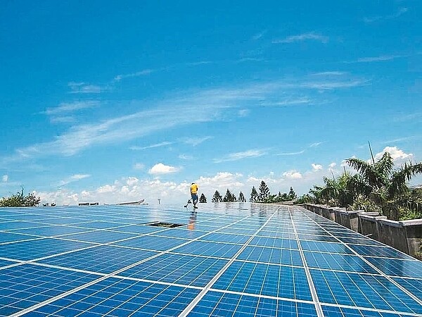 雲林縣推動綠能截至106年底,連續4年在太陽光電裝置容量拿下全國第一,縣長李進勇今天北上民進黨中常會報告,希望能爭取綠能建設。 圖/雲林縣政府提供