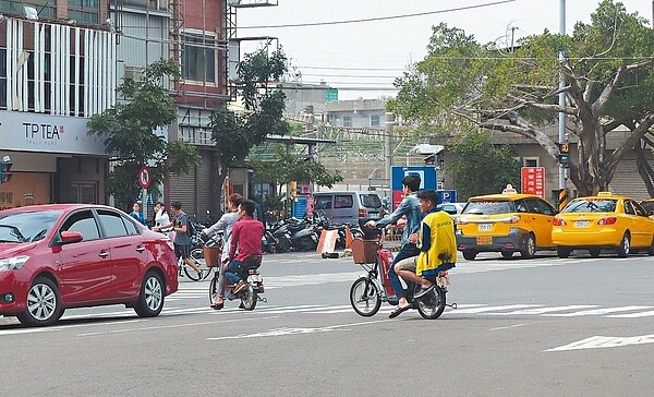 電動自行車日夯，近來國際移工成了市場主力，在街頭觸目可見，甚至違規載人。 記者劉明岩／攝影