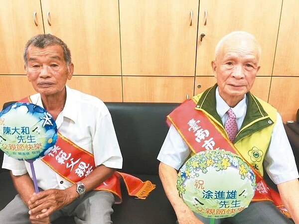 76歲涂進雄(右)、74歲陳大和(左),獲台南勞工模範父親。 記者吳政修/攝影