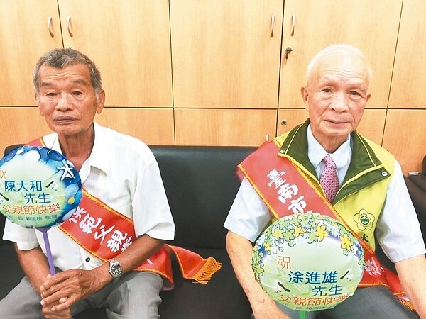 76歲涂進雄（右）、74歲陳大和（左），獲台南勞工模範父親。 記者吳政修／攝影