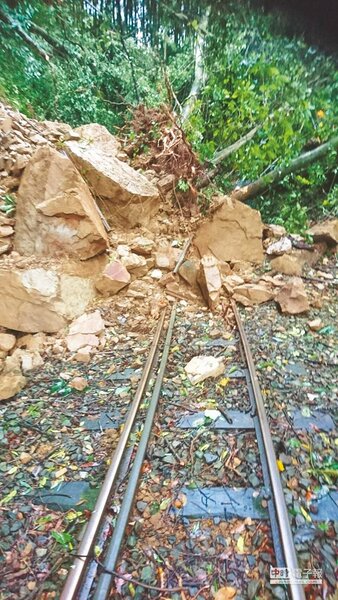 阿里山森鐵1日仍出現邊坡有大量土石崩落，森鐵營運處表示，2日將繼續停駛1天。（高錦如翻攝）