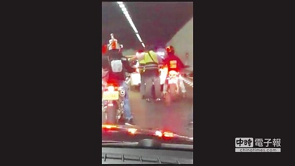 3輛大型重機昨為爭路權,硬闖國道五號及雪山隧道,全被國道警察攔了下來並依法開罰。(胡健森翻攝)