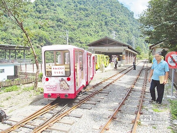 著名的烏來台車前年因蘇迪勒颱風受損，雖然軌道修復完工，但因設施法定地位不明，至今仍無法復駛。（孟祥傑翻攝）