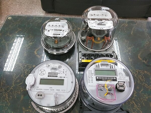 申請住商型簡易時間電價,需將傳統的機械式電表(上兩款)改裝成記錄式電子式電表(下兩款),避開尖峰時間用電,可節省電費。 報系資料照