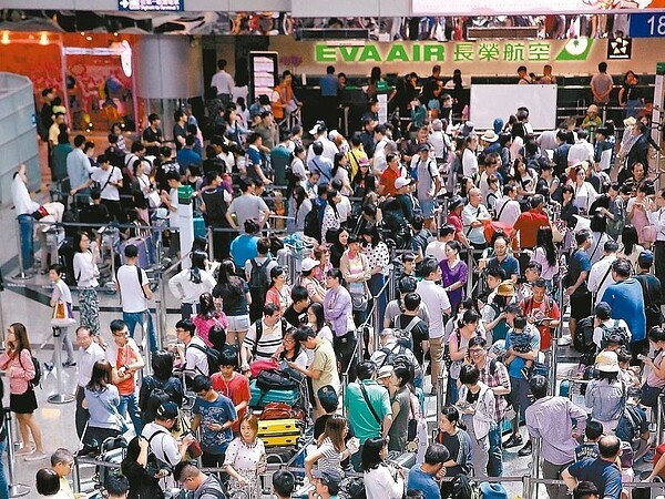 長榮航空的空服員7月30日臨時請「天災假」,造成50班航機取消,影響上萬名旅客行程。 聯合報系資料照/記者陳嘉寧攝影