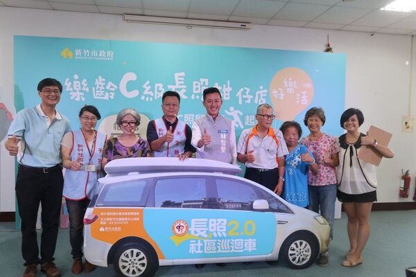 新竹市長林智堅昨天走訪香山「樂齡健康促進協會」，宣布今年長照2.0將擴增東區「1A-2B-5C」8據點。 記者林家琛／攝影