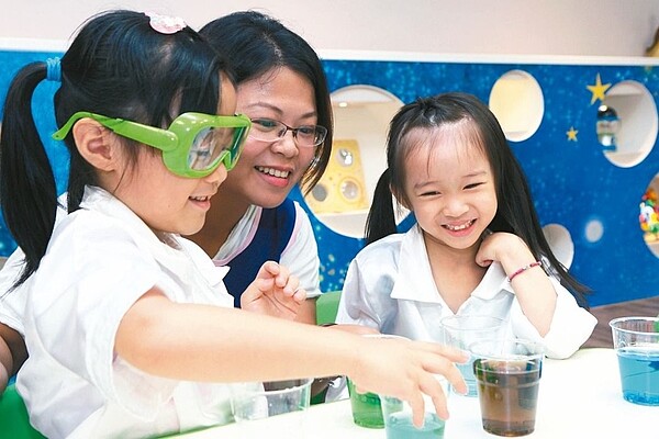 新北49家公托中心均設有「親子館」,讓家長可帶未收托小孩前往嬉戲吸收學齡前資訊。 記者王敏旭/攝影