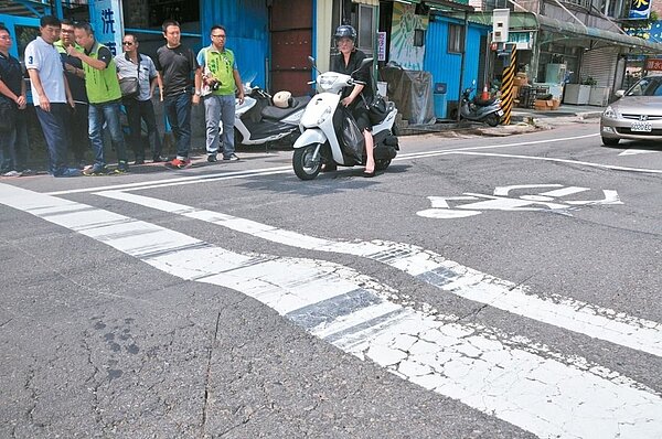 基隆市源遠路暖江橋頭一處路面凹凹凸凸有如波浪路,騎士反映十分危險。 記者游明煌/攝影