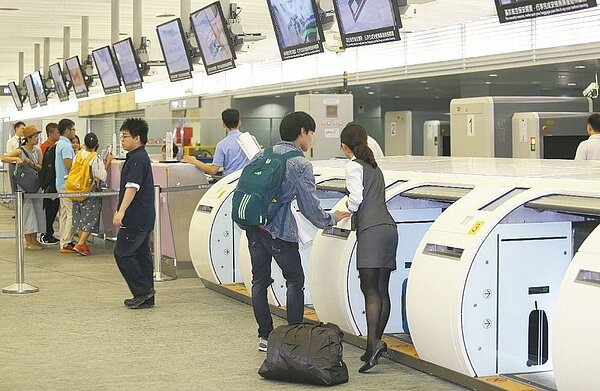 機場捷運今年3月正式營運,預估在8月載客人次可突破千萬大關。桃園市長鄭文燦表示,機捷全年虧損將不到1億元。 記者曾學仁/攝影