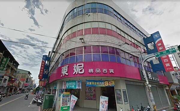 中部老字號百貨商場「東妮百貨」營運逾20年,3層樓建築成商圈地標,但仍不敵商圈型態改變。(圖/翻攝自Google Map)