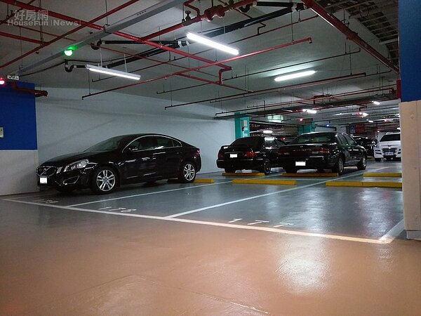 停車的首選是「坡道平面」,這種車位進出方便且停車快速,此外要去車上取物也最方便。(好房網News記者鍾釗榛/攝影)
