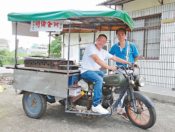 逢甲商圈人氣平民美食「明倫蛋餅」主廚張良汕(左)和弟弟張延彰,決定在父親、明倫蛋餅阿公張尚書公祭日前,讓明倫蛋餅再度飄香,免費送老顧客回味。 記者何炯榮/攝影