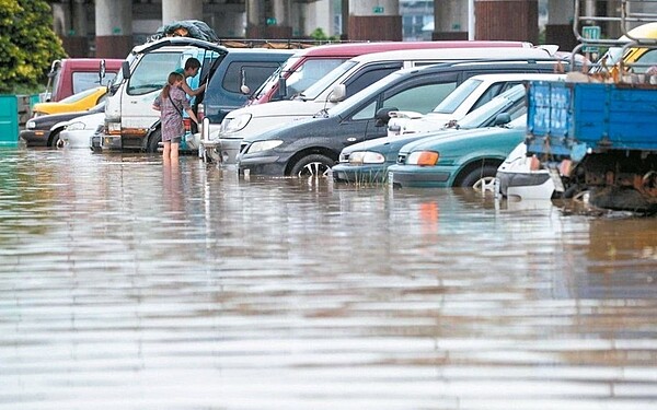 颱風接連來襲,若民眾有車輛、財產受損,公路總局和高雄國稅局有多項權益可申請。 本報系資料照