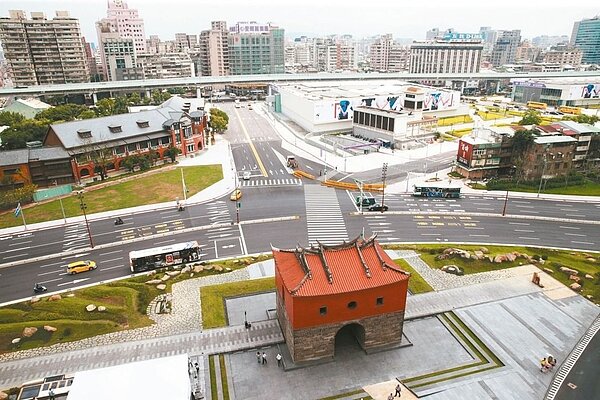 經由歷史、建築學者導覽解說及AR擴增實境體驗，帶領大家重溫台北建城歷史。 記者黃義書／攝影