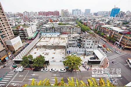 台北市永春都更案延宕十數年,去年風光動工,但2日最高行政法院判決出爐,北市府敗訴定讞,意即永春都更案的事業、權利變換計畫核定撤銷,建照隨之失效。圖為停工的永春都更案現址。圖/王英豪