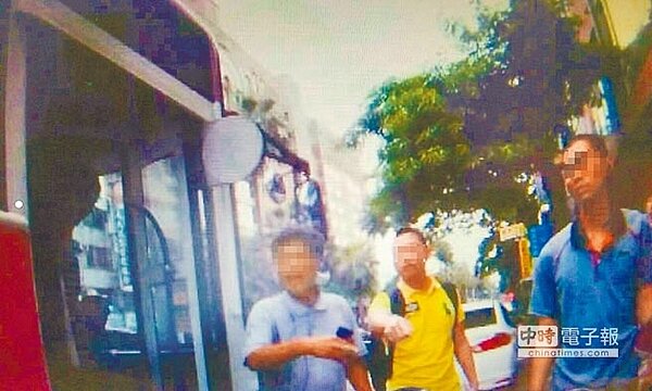 李姓公車司機(右一)要求乘客「不要講話」,並將車停靠路旁不開車門,遭依妨害自由罪嫌送辦。(陳淑芬翻攝)
