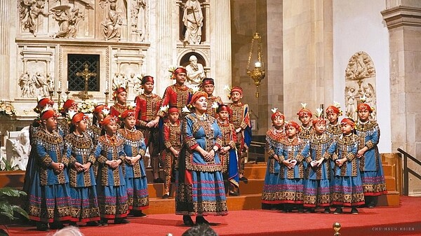 屏東縣青葉國小歌謠隊首度獲邀到義大利表演,專輯並入圍28屆傳藝金曲獎。 圖/青葉國小提供